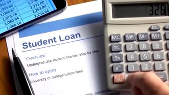 Hàng triệu người Mỹ phải lựa chọn kế hoạch trả nợ sinh viên mới