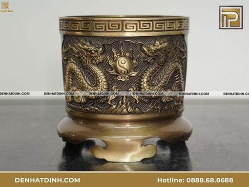 Bát hương bằng đồng đúc thủ công tinh xảo tại Đệ Nhất Đỉnh