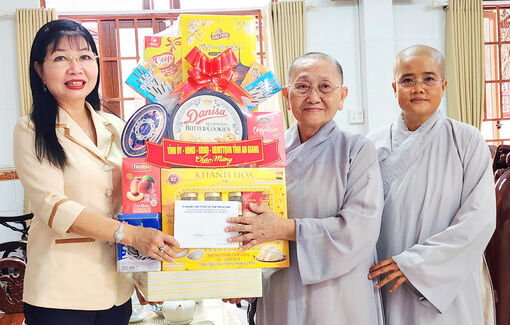 Đồng chí Trần Thị Thanh Hương chúc mừng Đại lễ Phật đản tại xã Tân Hiệp