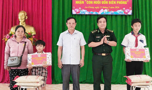 Tư lệnh Bộ đội Biên phòng nhận “Con nuôi Đồn Biên phòng” tại An Giang
