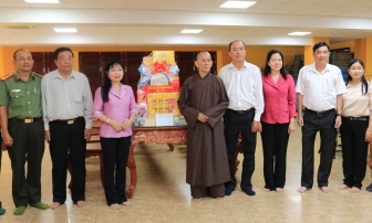 Phó Bí thư Tỉnh ủy, Chủ tịch Ủy ban MTTQ Việt Nam tỉnh Trần Thị Thanh Hương chúc mừng Đại lễ Phật đản
