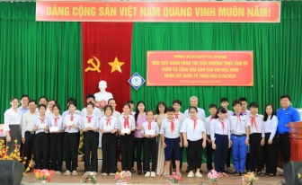 Thường trực Tỉnh ủy An Giang thăm, tặng quà thiếu nhi có hoàn cảnh khó khăn