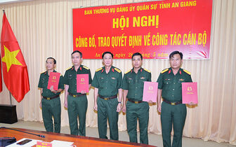Đảng ủy, Bộ Chỉ huy Quân sự tỉnh An Giang trao quyết định về công tác cán bộ