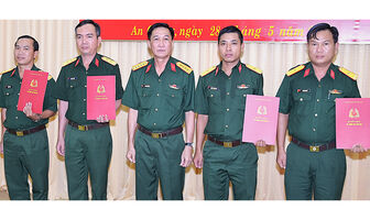 Đảng ủy, Bộ Chỉ huy Quân sự tỉnh An Giang trao quyết định về công tác cán bộ
