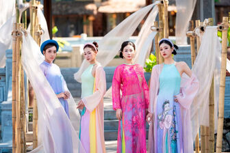 Khi tranh dân gian Đông Hồ được tái hiện bằng ngôn ngữ thời trang hiện đại