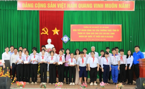 Thường trực Tỉnh ủy An Giang thăm, tặng quà thiếu nhi có hoàn cảnh khó khăn