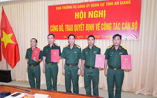 Đảng ủy, Bộ Chỉ huy Quân sự tỉnh An Giang trao quyết định về công tác cán bộ