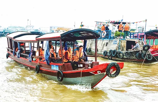 Mở hướng phát triển hàng không và du lịch