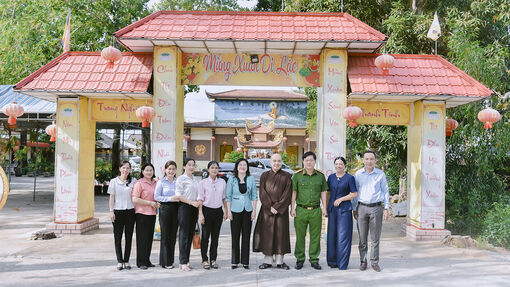 Phó Chủ tịch Ủy ban MTTQ Việt Nam tỉnh An Giang Hà Minh Trang chúc mừng Đại lễ Phật đản tại xã Kiên Lương