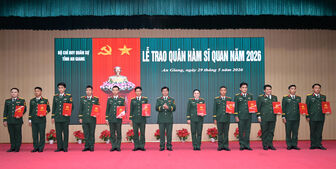 Bộ Chỉ huy Quân sự tỉnh An Giang trao quyết định thăng quân hàm, nâng lương sĩ quan, quân nhân chuyên nghiệp năm 2026