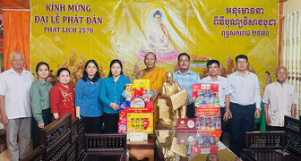 Phó Chủ tịch Thường trực HĐND tỉnh An Giang Lê Hồng Thắm chúc mừng Đại lễ Phật đản tại hai xã Tri Tôn, Ô Lâm
