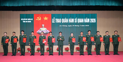 Bộ Chỉ huy Quân sự tỉnh An Giang trao quyết định thăng quân hàm, nâng lương sĩ quan, quân nhân chuyên nghiệp năm 2026