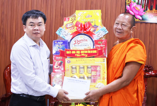 Đoàn công tác tỉnh An Giang chúc mừng Đại lễ Phật đản chùa Cà Nhung và chùa Thủy Liễu