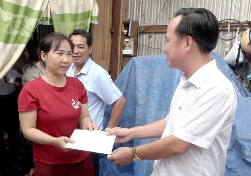 Thăm, hỗ trợ các hộ dân bị tốc mái nhà do mưa dông tại xã Châu Phong