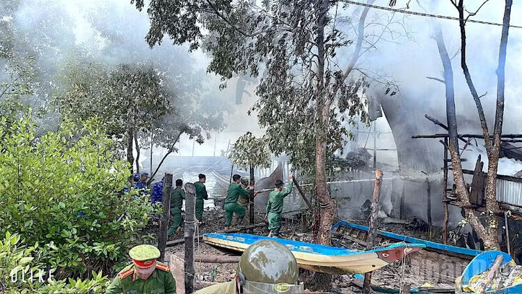 Bộ đội Cà Mau kịp thời hỗ trợ dập tắt đám cháy lớn tại xã Phan Ngọc Hiển