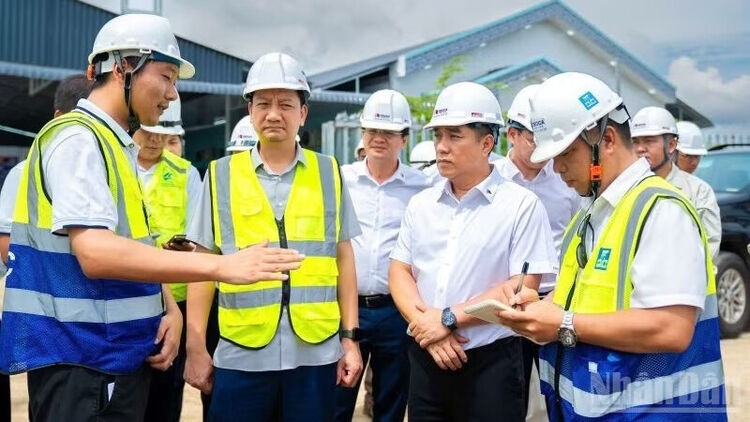 Gỡ “đường găng” mặt bằng, vật liệu dự án đường cao tốc về miền tây