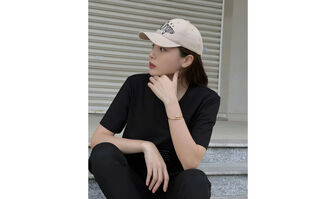 Đơn giản nhưng không đơn điệu cùng áo thun và mũ lưỡi trai