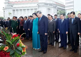Tổng Bí thư, Chủ tịch nước Tô Lâm dâng hoa tưởng niệm Chủ tịch Hồ Chí Minh tại Singapore
