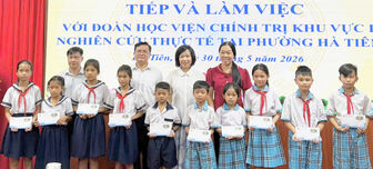 Học viện Chính trị khu vực II trao 40 suất học bổng cho học sinh vượt khó học giỏi tại phường Hà Tiên