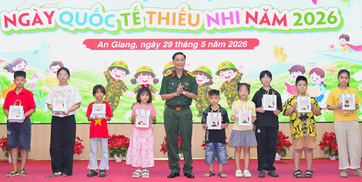 Bộ Chỉ huy Quân sự tỉnh An Giang tổ chức họp mặt, tặng quà cho thiếu nhi