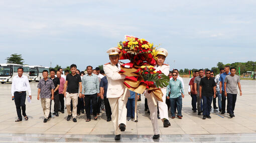 Công an An Giang và 5 tỉnh Campuchia dâng hoa, dâng hương tưởng nhớ Chủ tịch Hồ Chí Minh