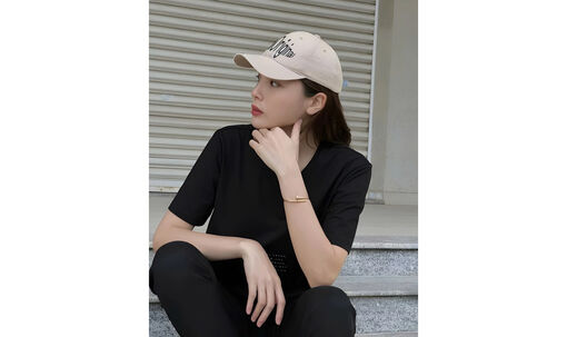 Đơn giản nhưng không đơn điệu cùng áo thun và mũ lưỡi trai