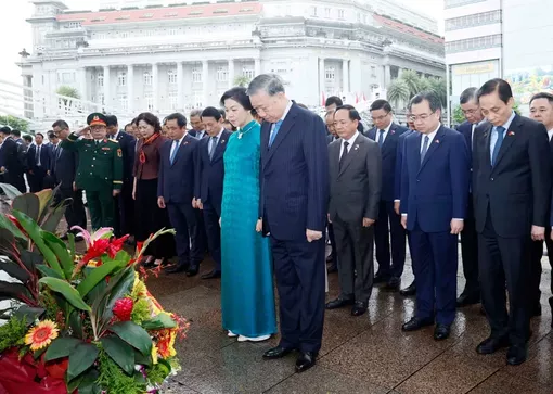 Tổng Bí thư, Chủ tịch nước Tô Lâm dâng hoa tưởng niệm Chủ tịch Hồ Chí Minh tại Singapore