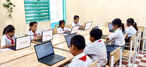 Tặng máy vi tính và quà cho học sinh Trường Tiểu học và Trung học cơ sở Núi Tô
