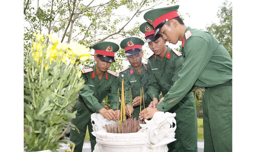 Trung đoàn 893 tổ chức hành trình về nguồn cho chiến sĩ mới