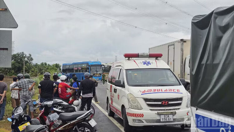 Xe khách tông nhiều xe máy, 2 người tử vong