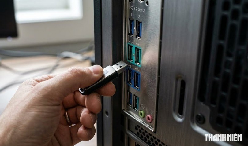 Nên cắm cổng nào khi máy tính có tới 2 cổng USB màu xanh?