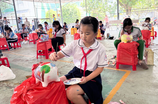 Trao kỹ năng, vun đắp tuổi thơ