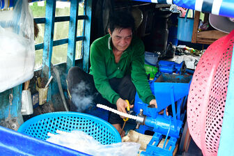 Giữ nghề trên ghe xay bánh ống