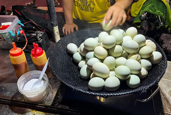 Món trứng vịt lộn ở Philippines có gì khác biệt so với Việt Nam?