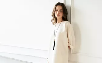 Sức hút tối giản từ trang phục trắng, đen, beige