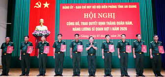 Trao quyết định thăng quân hàm, nâng lương sĩ quan Biên phòng An Giang