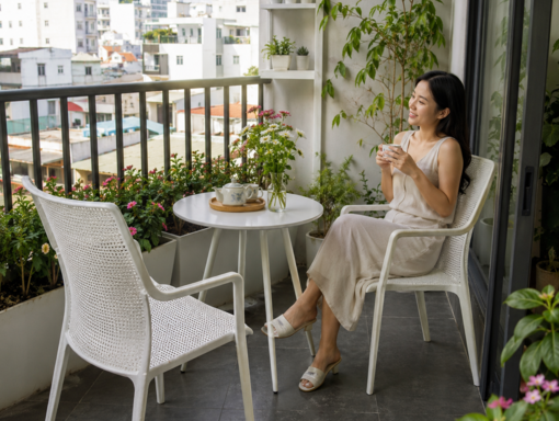 Ban công nhỏ, cảm hứng sống lớn: Chọn ghế nhựa hay bộ bàn ghế sân vườn cho mùa hè?
