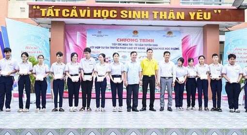 Hơn 200 học sinh được tư vấn tuyển sinh