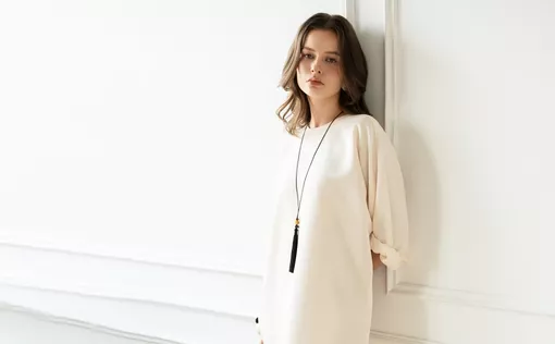 Sức hút tối giản từ trang phục trắng, đen, beige