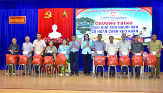 Tặng 200 phần quà cho người dân hai phường Châu Đốc và Vĩnh Tế