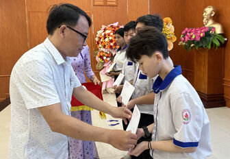 Trao 50 suất học bổng và 30 xe đạp cho học sinh vượt khó xã Hòn Đất