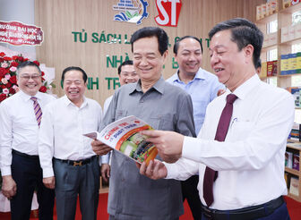 Trường Đại học Kiên Giang ký kết quy chế phối hợp với Nhà xuất bản Chính trị quốc gia Sự thật và khánh thành Tủ sách Lý luận, chính trị