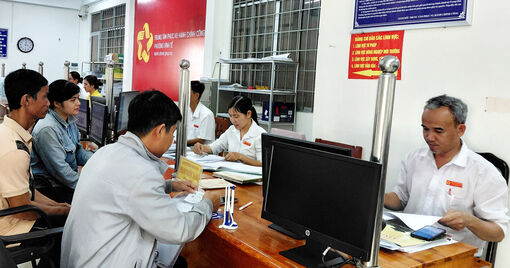 Khi chính quyền đến gần người dân