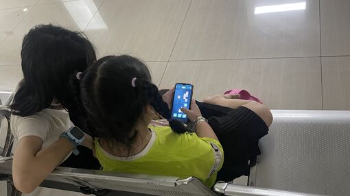 Sức khỏe số của giới trẻ: Những tín hiệu đáng lo - Bài 1: Đằng sau ánh sáng xanh