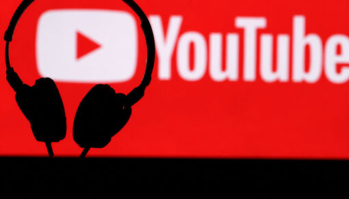 YouTube nâng cấp podcast bằng AI, thách thức Spotify