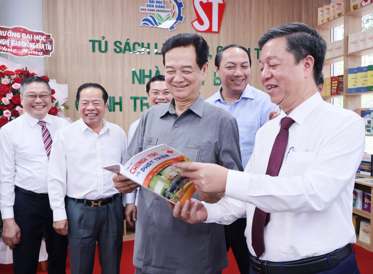 Trường Đại học Kiên Giang ký kết quy chế phối hợp với Nhà xuất bản Chính trị quốc gia Sự thật và khánh thành Tủ sách Lý luận, chính trị