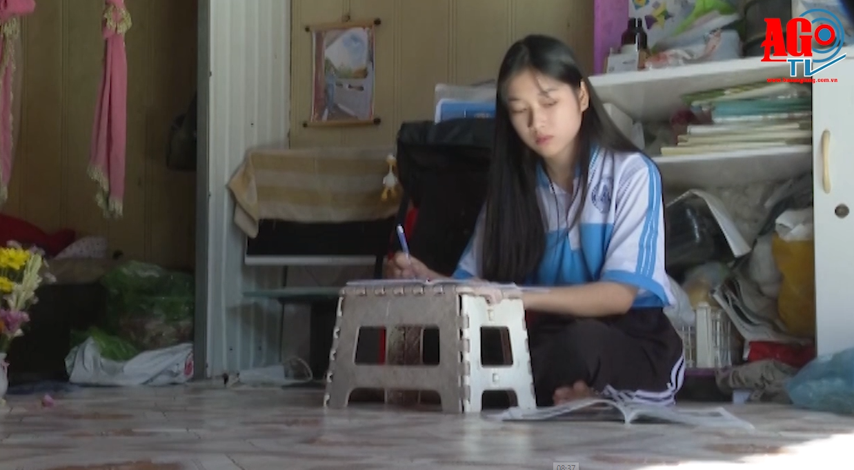 ATV Tiếp bước đến trường trao học bổng cho em Trần Thị Cẩm Tiên