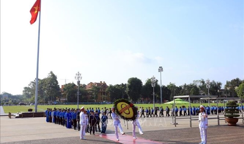 Đoàn đại biểu Công đoàn Việt Nam vào Lăng viếng Chủ tịch Hồ Chí Minh
