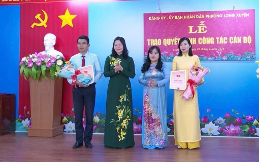 Đảng ủy, UBND phường Long Xuyên trao quyết định cán bộ