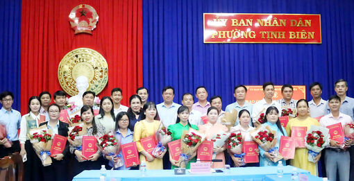 Phường Tịnh Biên trao quyết định tiếp nhận và phân công công chức, viên chức